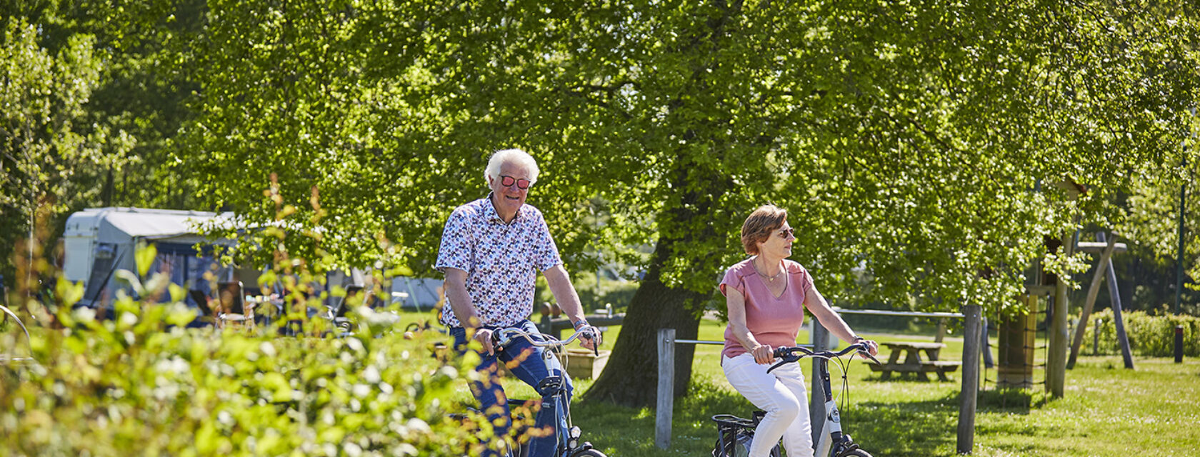 Vakantiepark HetWinkel - senioren op de fiets