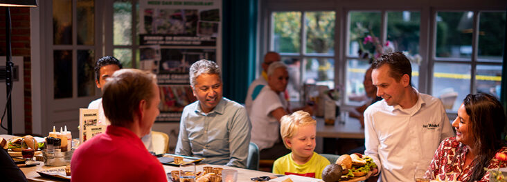 Gezellig tafelen met de hele familie.